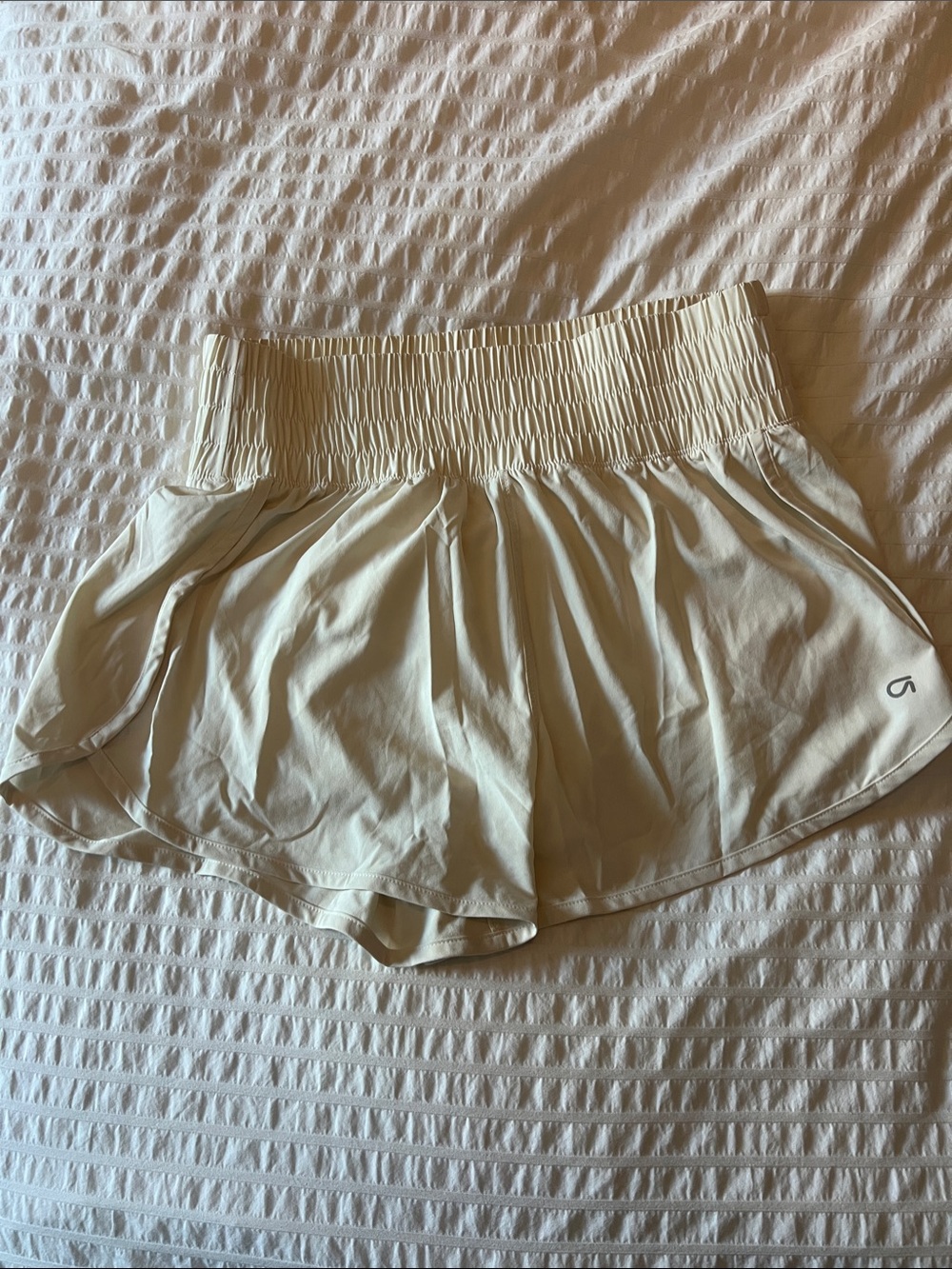 Gap Fit Light Cream Women’s Performance Shorts Like New